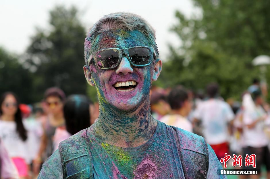 7月19日,參加彩虹跑的年輕人沖向終點(diǎn)后合影。