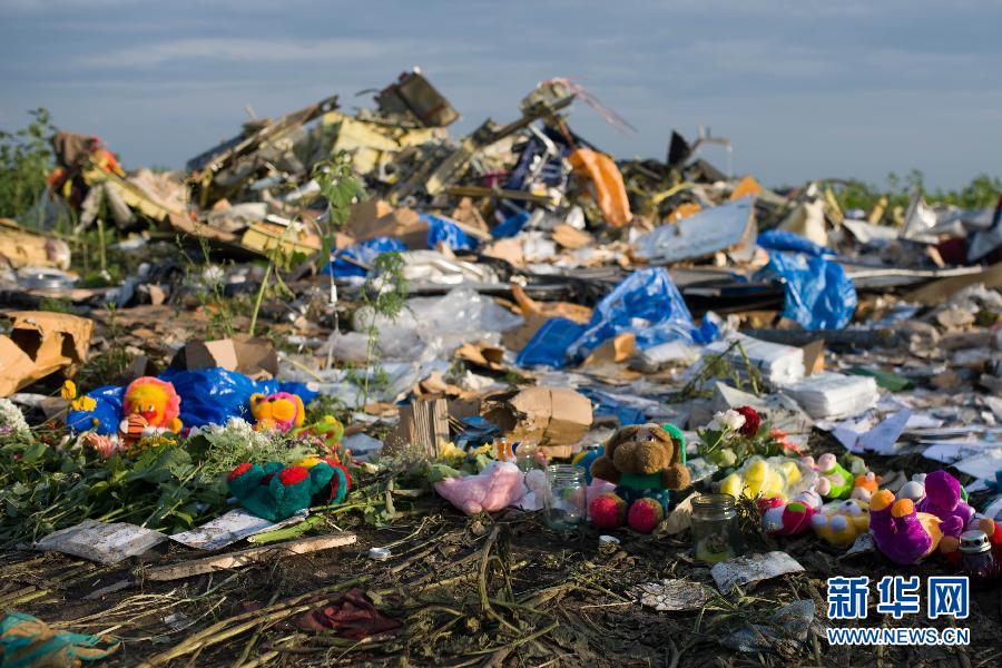 7月19日,在烏克蘭頓涅茨克州拉瑟普諾耶村附近,人們將玩具擺放在馬航MH17航班墜機現(xiàn)場。