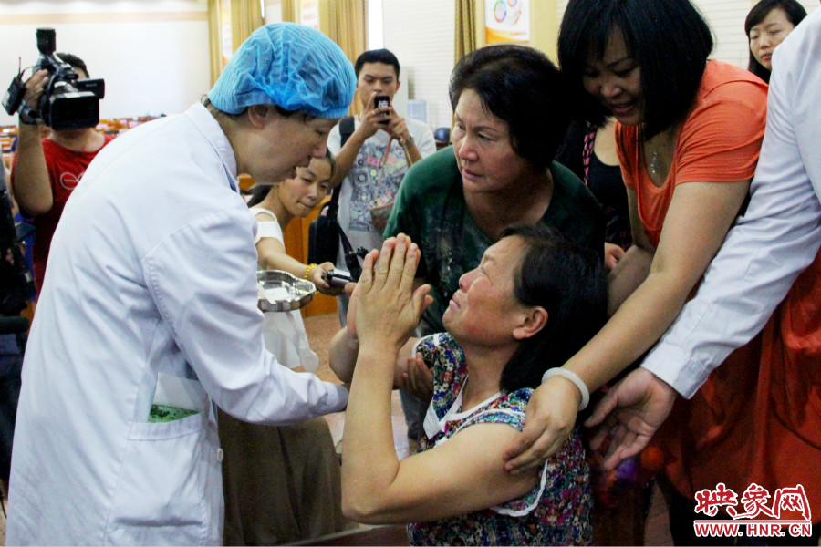 當(dāng)?shù)弥↓埬X部的鋼針成功取出，馮書想的情緒有些激動(dòng)。