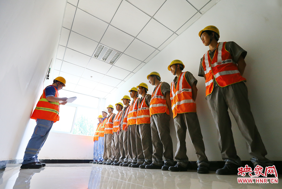 檢修前，班長需要向大家提醒工作要點和安全事項