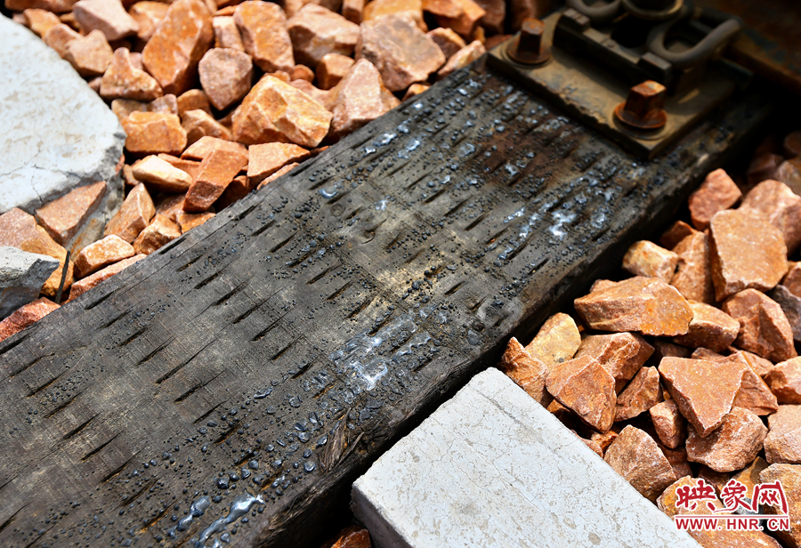 烈日的烘烤下，枕木上的瀝青已經(jīng)被曬化