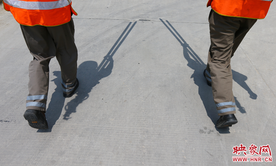 中午時分，烈日當(dāng)頭，在滾燙的水泥地面上投下了小小的身影