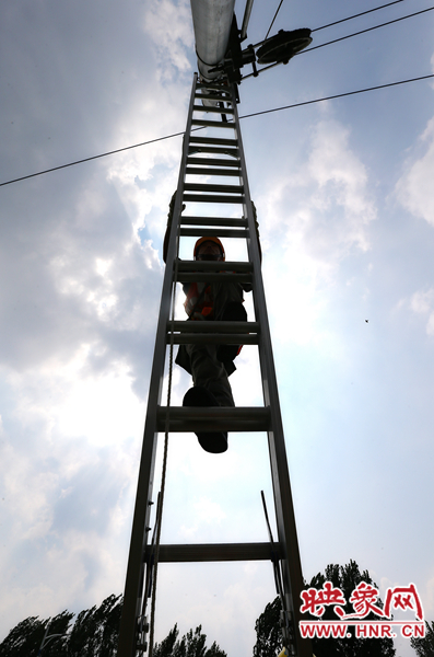 頂著太陽的直射，檢修工不斷要爬上高處施工