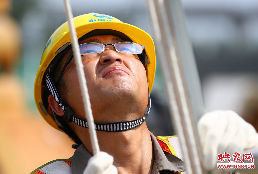 酷暑下，工人師傅的每一個動作都消耗著大量的體力