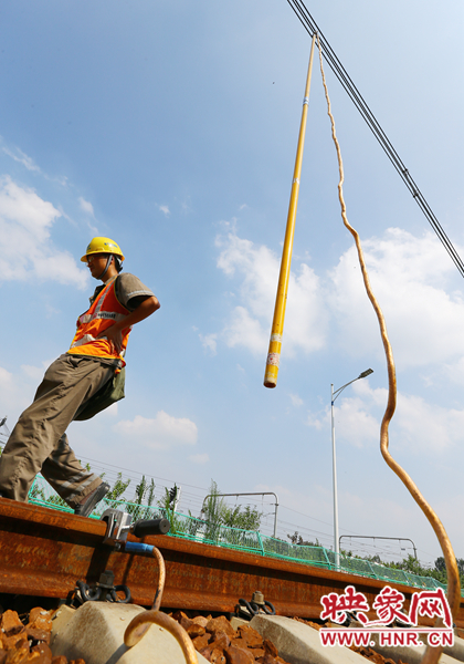 金屬的施工工具，在高溫的暴曬下需要帶上手套才敢觸碰