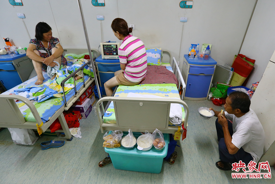 早上八點(diǎn)多，親戚買來了早餐，可是孩子的奶奶和姑姑卻吃不下去