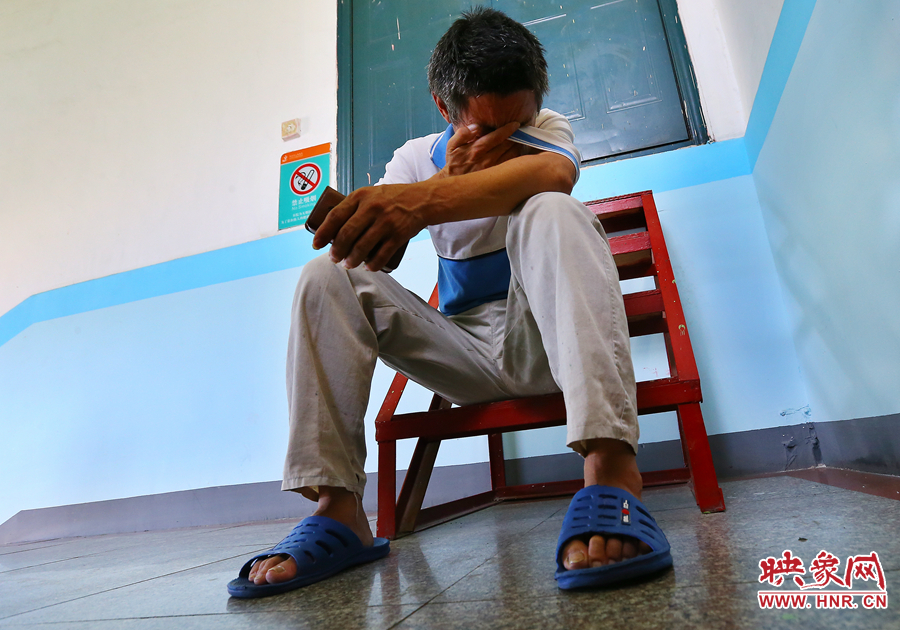 爺爺通過電話告知守護(hù)小龍的奶奶，大龍手術(shù)成功后喜極而泣