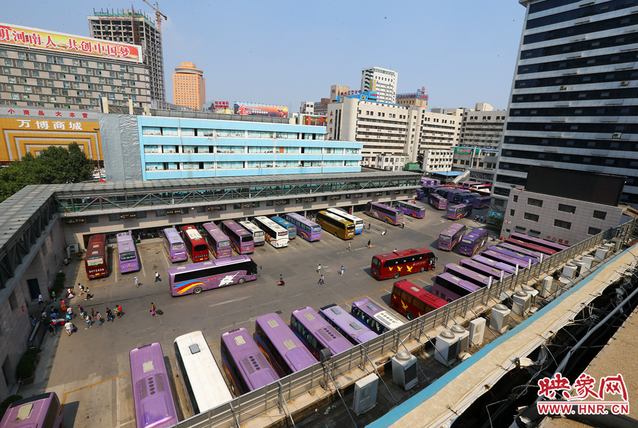 不大的停車場(chǎng)內(nèi)，每天都有上千輛長途車需要調(diào)度員指揮協(xié)調(diào)