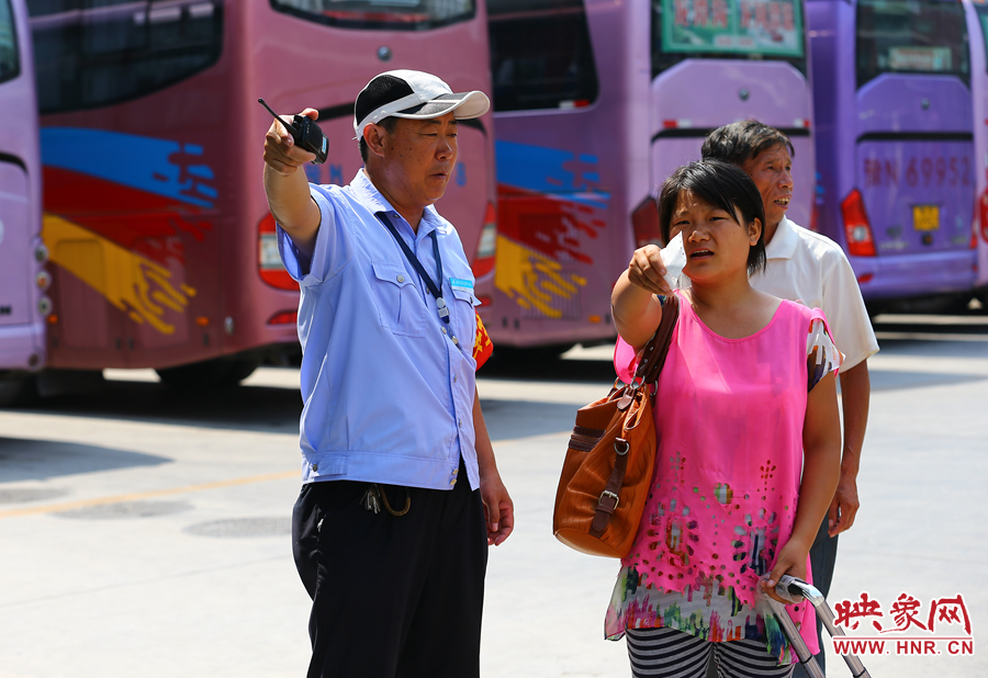 指揮調(diào)度期間，不停的有乘客咨詢乘車問題，調(diào)度員都是耐心的給他們解答