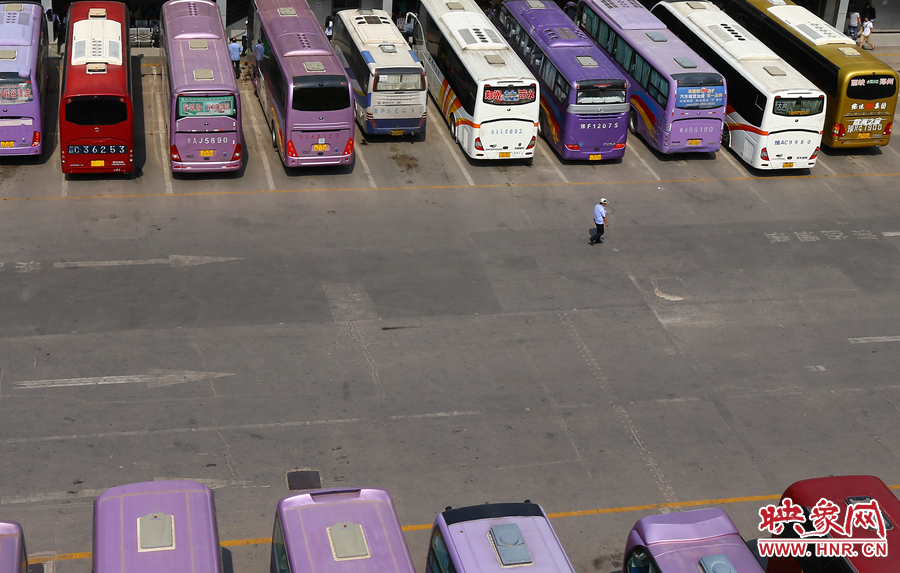 在不大的車站內(nèi)，幾十輛客車不停運(yùn)轉(zhuǎn)的發(fā)動(dòng)機(jī)，使得場(chǎng)站內(nèi)溫度居高不下