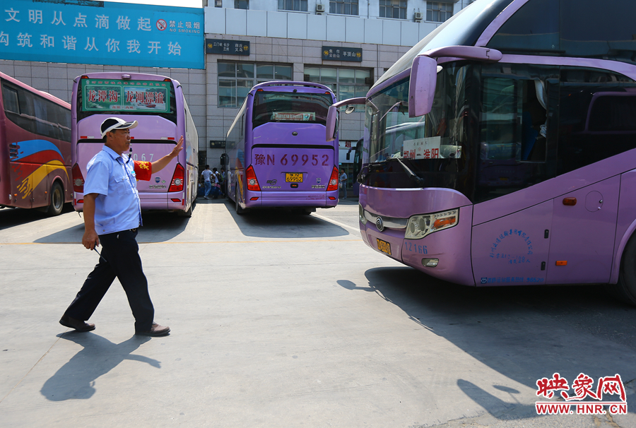 龐大的長途客車，在調(diào)度員的指揮下井井有條