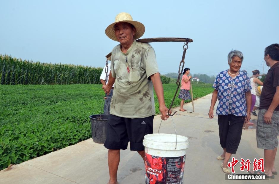 每天排隊(duì)取水，廢水循環(huán)使用已成為該村老少的生活習(xí)慣。