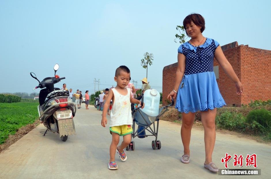 村民每天排隊(duì)取水。