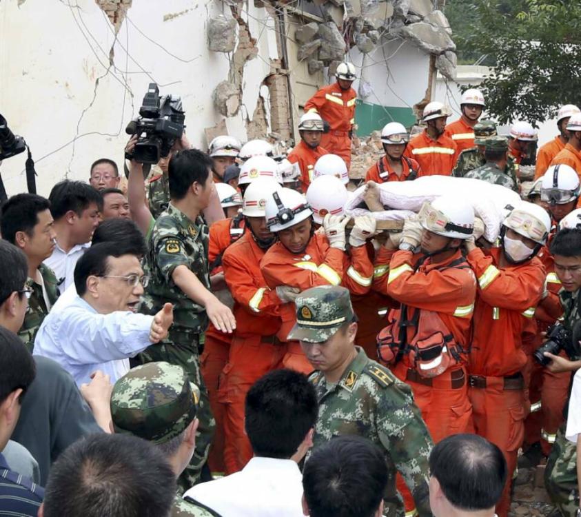 李克強總理察看震中災(zāi)情為生命讓路