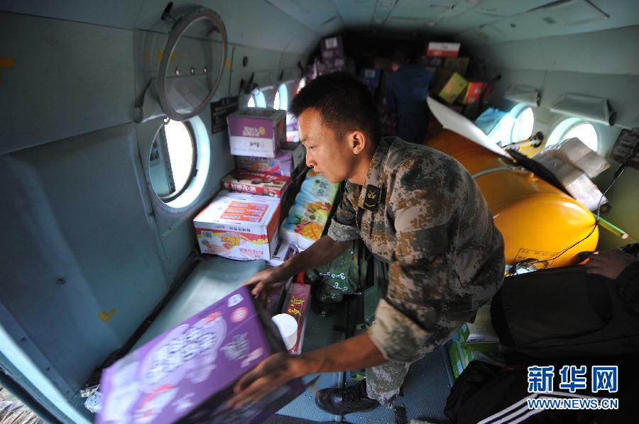  8月5日，在魯?shù)榭h龍頭山鎮(zhèn)，部隊官兵從直升機上卸載救災物資。