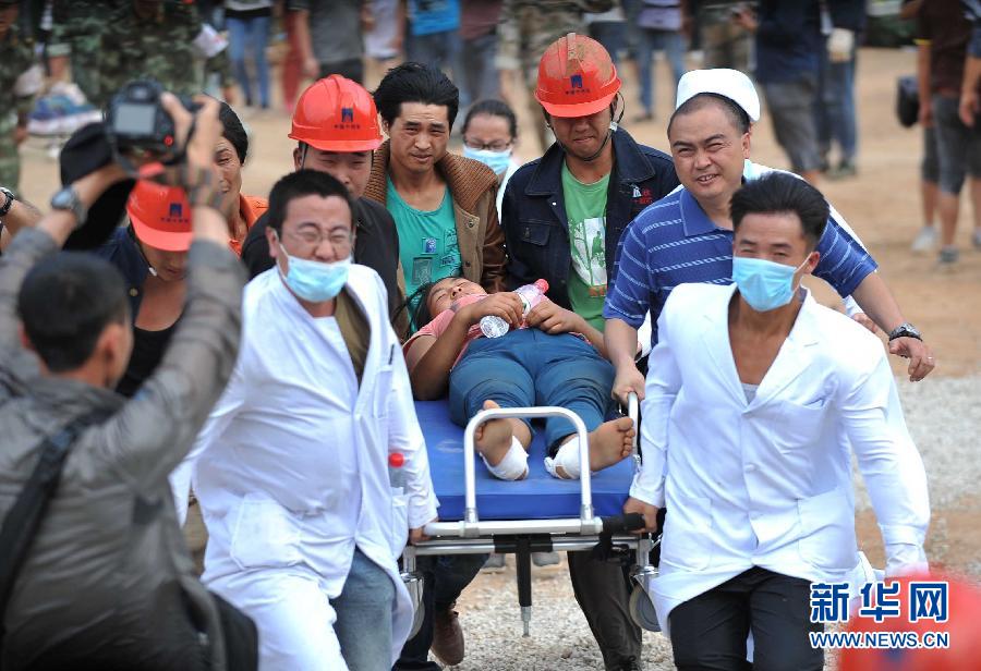 8月5日，在魯?shù)榭h龍頭山鎮(zhèn)，醫(yī)護人員準備將傷員轉運到直升機。