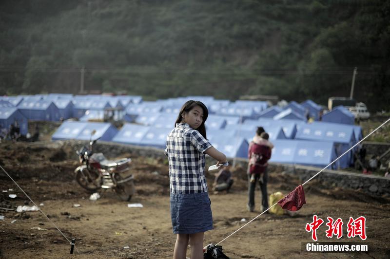 云南昭通龍頭山鎮(zhèn)受災(zāi)群眾安置點(diǎn)，上千災(zāi)民被安置在此，開(kāi)始新的生活。