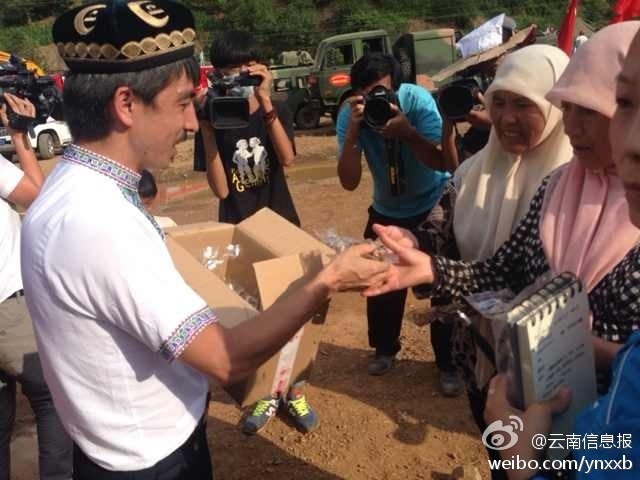 　“切糕王子”阿迪力帶著重達(dá)5噸、價(jià)值50萬(wàn)元的切糕于7日下午抵達(dá)魯?shù)榈卣鹫鹬旋堫^山鎮(zhèn)。