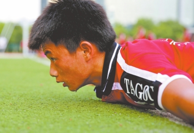 　南京天氣炎熱，地表溫度有時(shí)達(dá)到40℃以上，烈日下孩子們的衣服濕了又干、干了又濕。