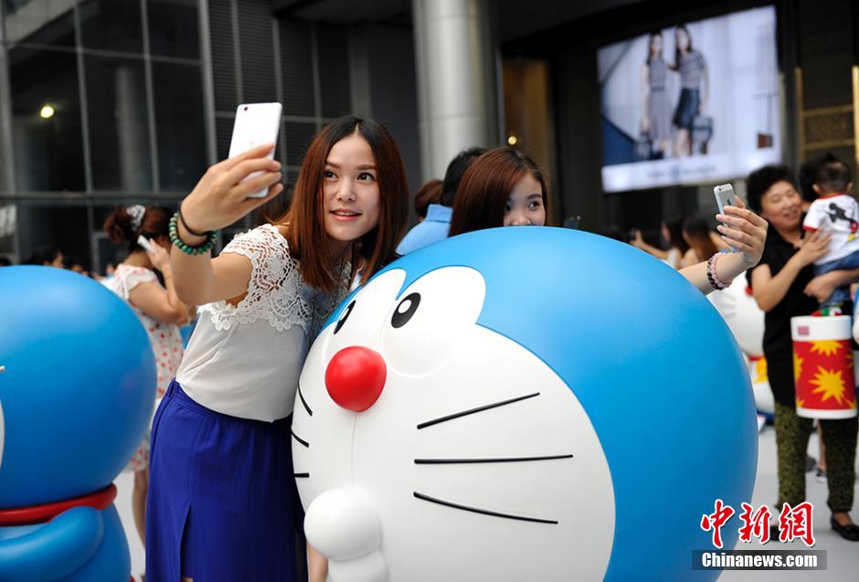 圖為成都民眾與哆啦A夢(mèng)合影留念。