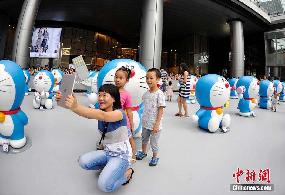 圖為成都民眾與哆啦A夢(mèng)合影留念。