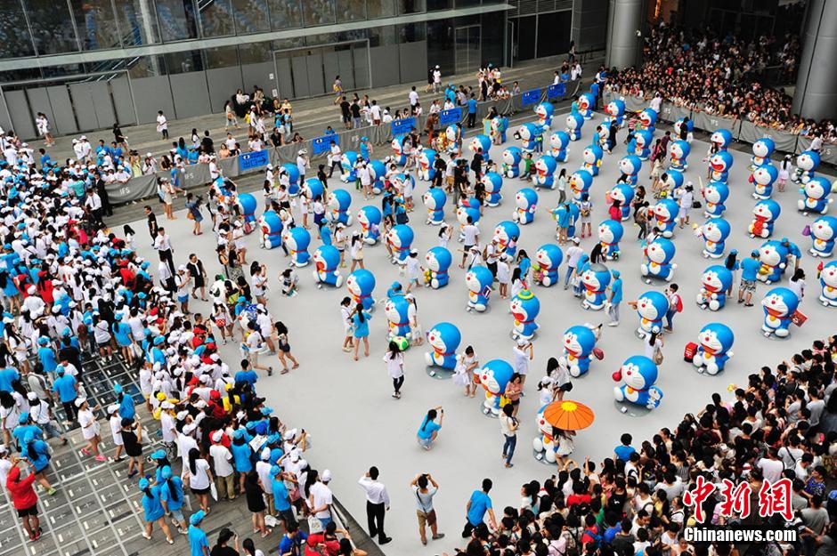 圖為成都民眾狂熱追捧哆啦A夢(mèng)。