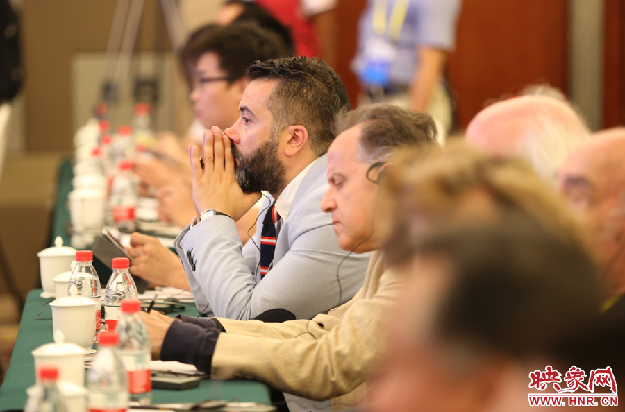 認真聽講的外國嘉賓。