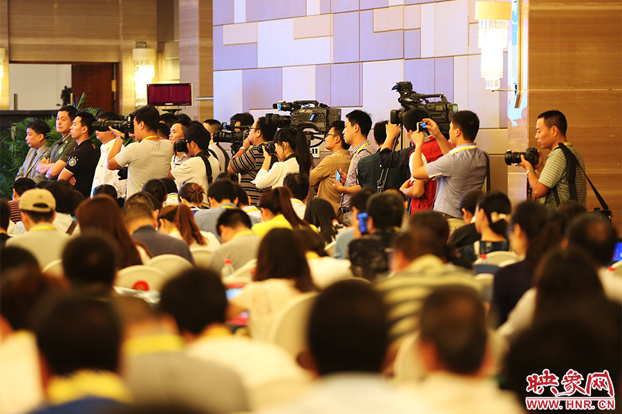 媒體聚焦嵩山論壇。
