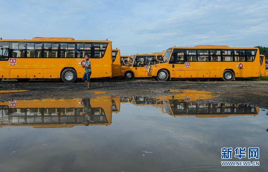 8月29日，溫嶺市城西街道芷勝莊村一名小男孩從閑置的校車邊走過。