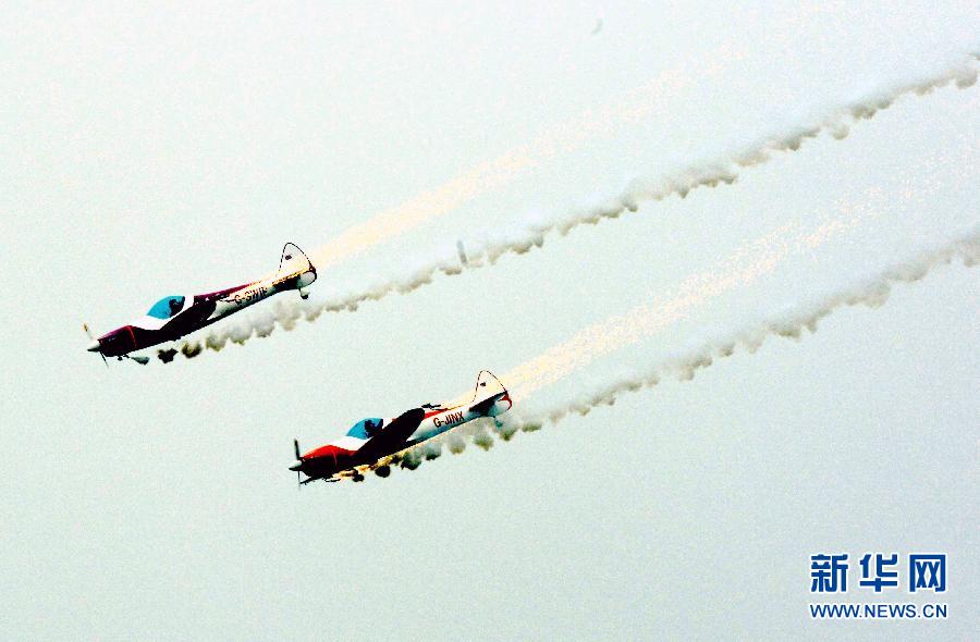 9月13日，特技隊員在進行空中飛行表演。