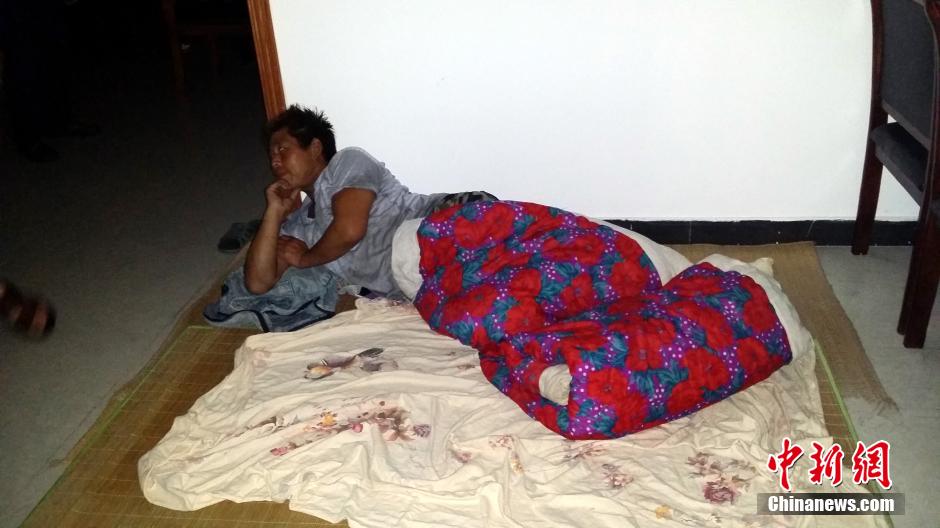 9月22日晚，在象山高塘島鄉(xiāng)的烏巖頭村的農(nóng)民安置點里，70多名外來務工人員正在休息。