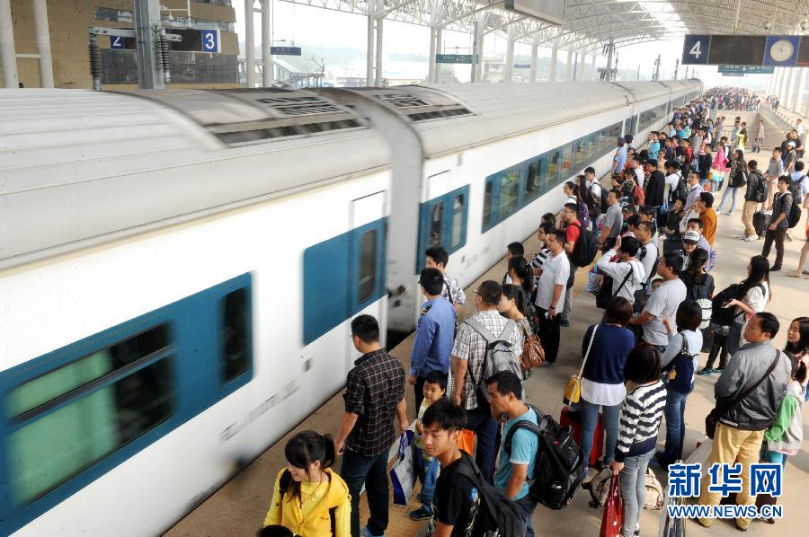 10月6日，在安徽銅陵火車站，大批旅客在站臺上等候乘車。