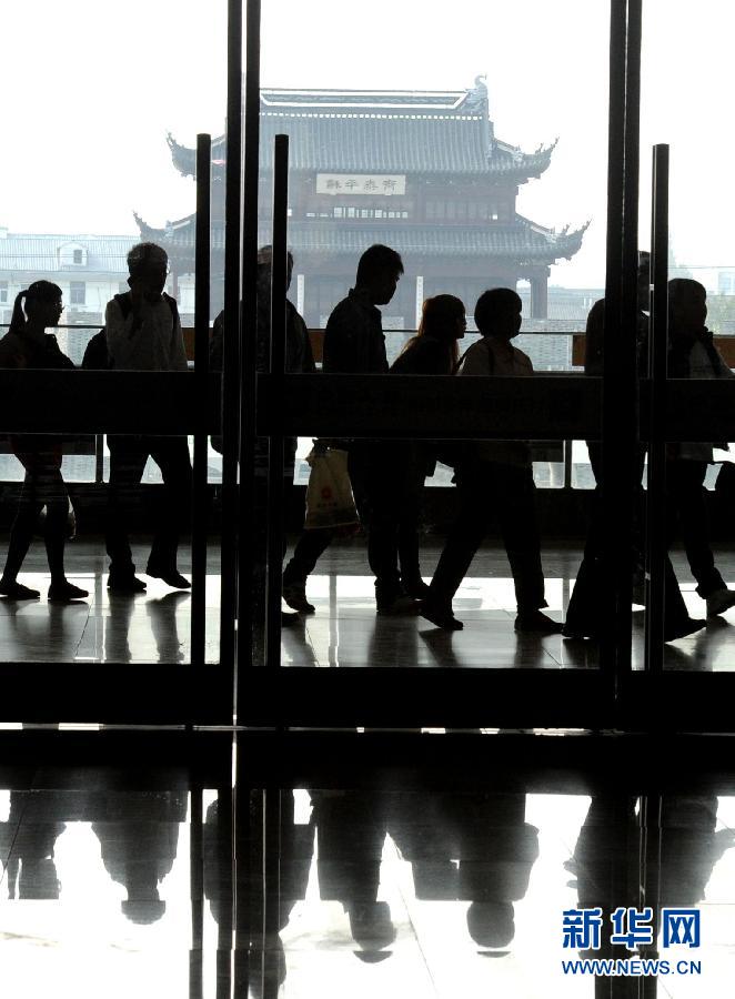 10月6日，旅客排隊進入蘇州火車站二樓候車大廳。