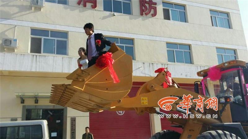 陜西小伙開8臺裝載機接新娘。