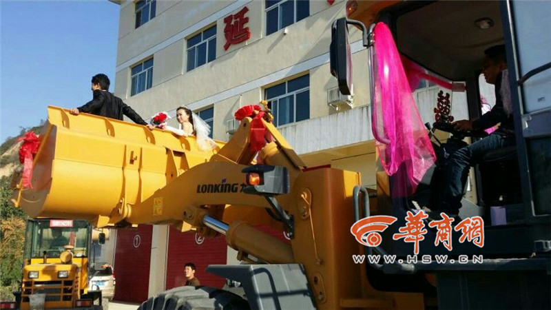 陜西小伙開8臺裝載機接新娘。