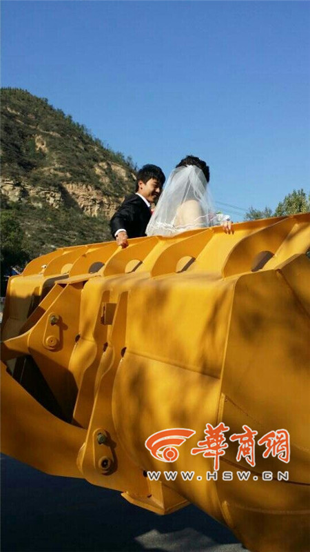 陜西小伙開8臺裝載機接新娘。