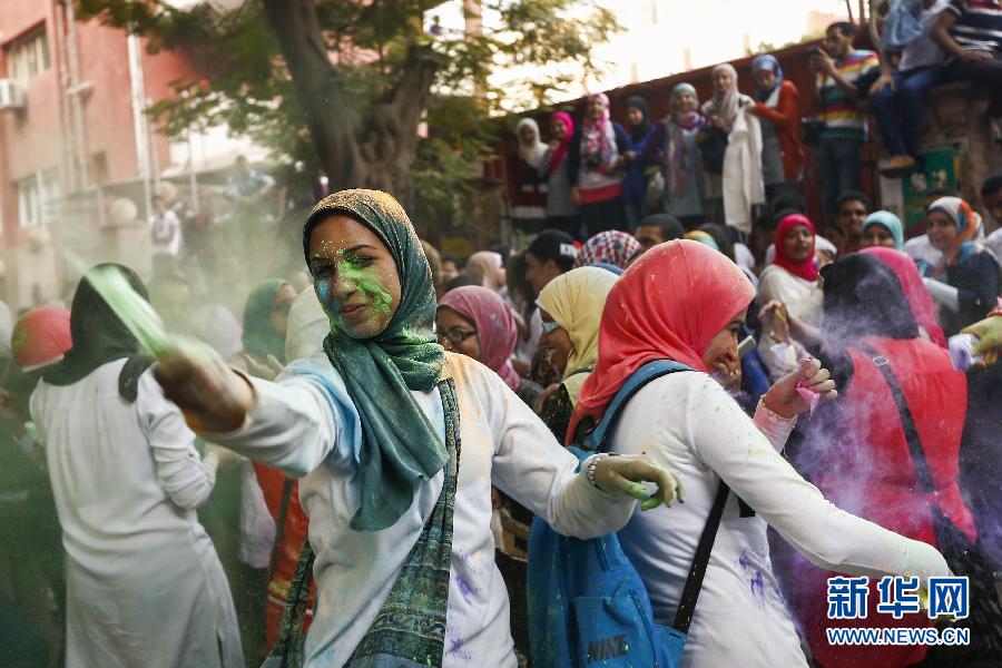 10月16日，在埃及首都開羅，一名女青年在“彩色跑”活動中拋撒彩色粉末。