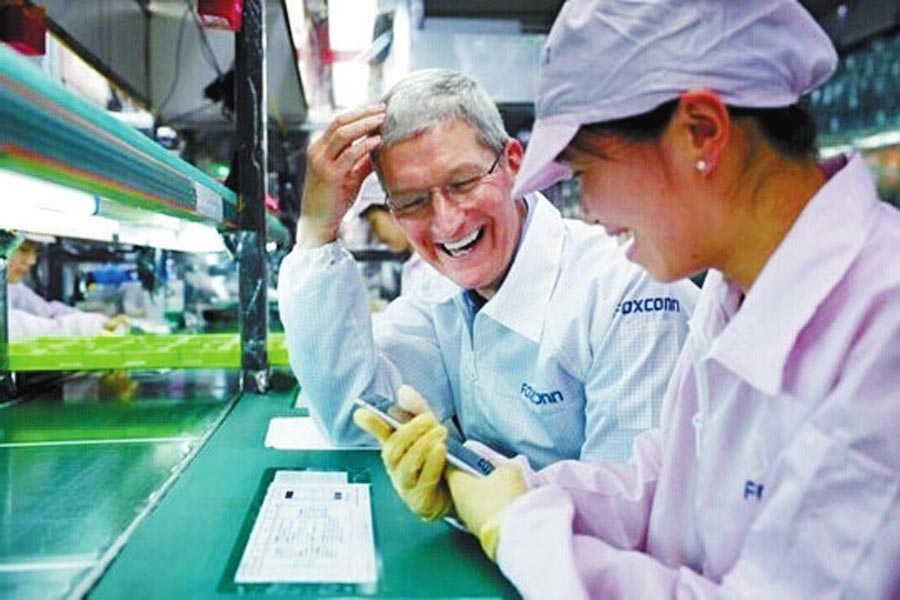 圖為蒂姆·庫克和一名女工在熱烈地交談。