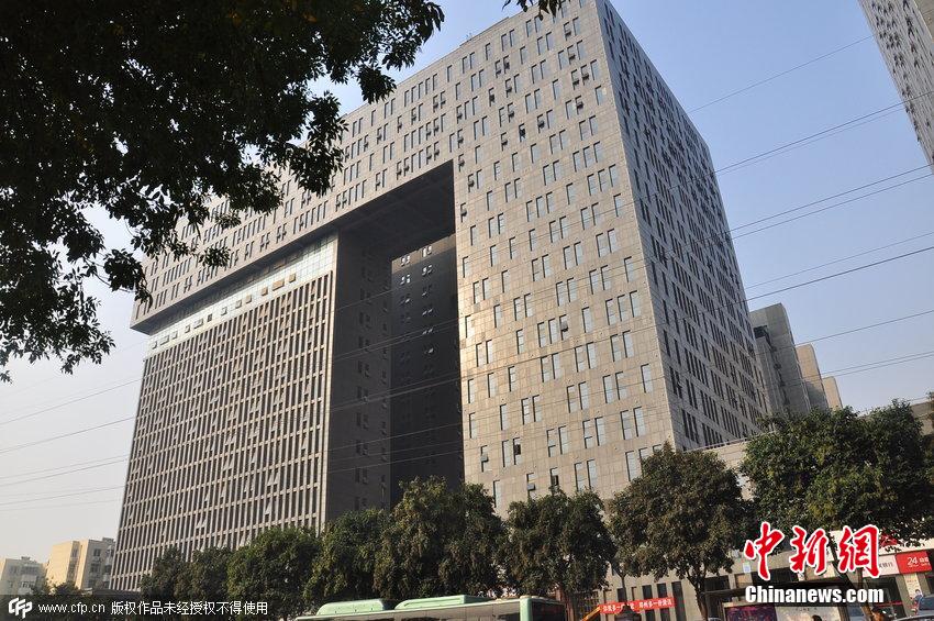 鄭州又現奇葩建筑 大門酷似“大褲衩”
