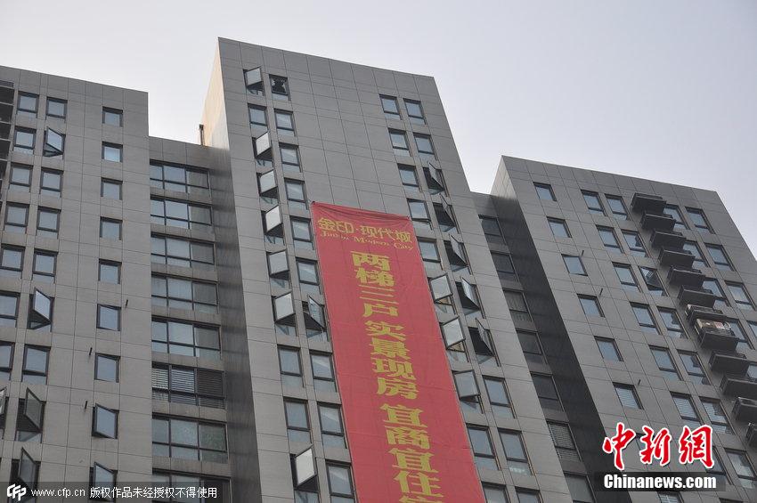 鄭州又現奇葩建筑 大門酷似“大褲衩”