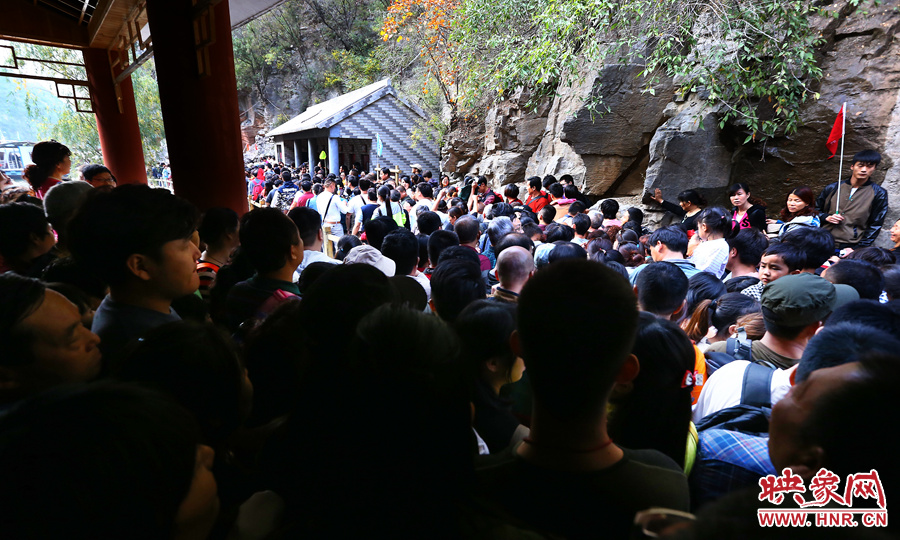 不到百米的碼頭上，等待上船的幾百名游客擁擠在一起