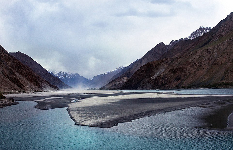 夫婦倆穿越東歐到達(dá)亞洲，沿途拍攝到許多美景。