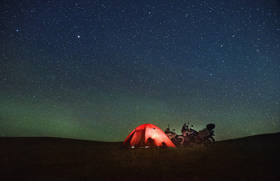 他們?cè)庥錾硥m暴和嚴(yán)寒，且數(shù)天無(wú)法洗澡。