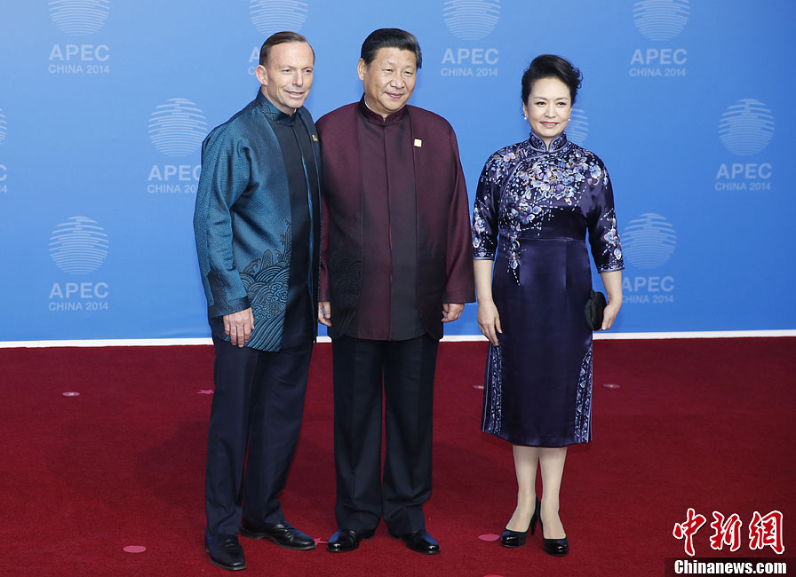 圖為習(xí)近平夫婦歡迎澳大利亞總理阿博特。中新社發(fā) 杜洋 攝