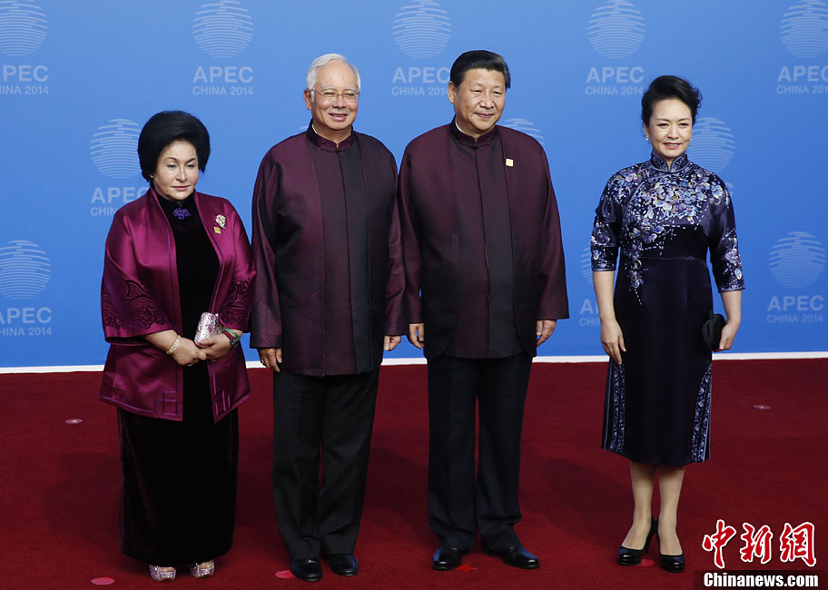 圖為習(xí)近平夫婦歡迎馬來西亞總理納吉布夫婦。中新社發(fā) 杜洋 攝