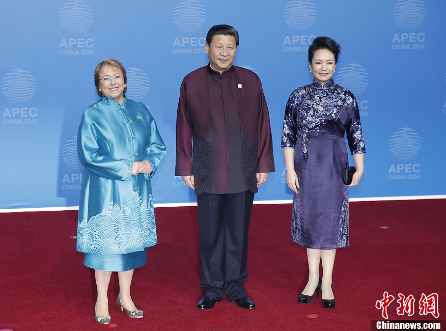 圖為習(xí)近平夫婦歡迎智利總統(tǒng)巴切萊特。中新社發(fā) 杜洋 攝