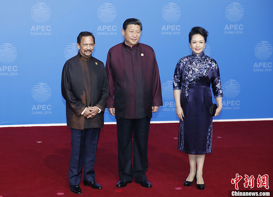 圖為習(xí)近平夫婦歡迎文萊蘇丹哈桑納爾。中新社發(fā) 杜洋 攝