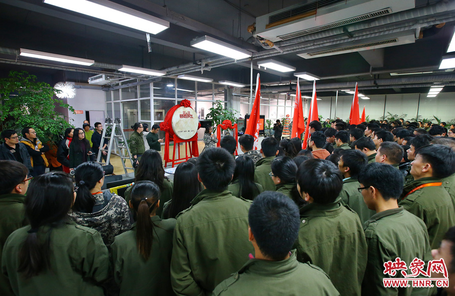 “雙十一”零點(diǎn)到來(lái)前，電商的負(fù)責(zé)人為一線(xiàn)員工鼓勁加油