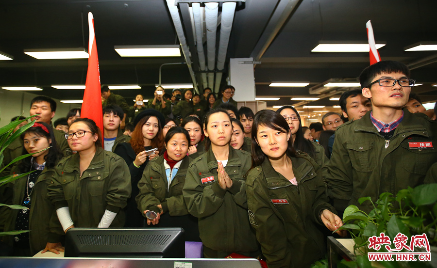 很多員工注視著屏幕上不斷攀升的銷(xiāo)售額，期望能創(chuàng)下新高