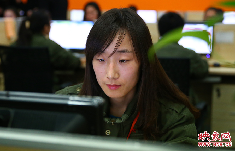 客服人員專(zhuān)注的眼神